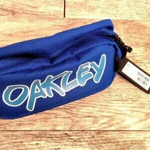 Oakley Toiletry Travel Bag Compartments Zip Compact Retro Look NEW